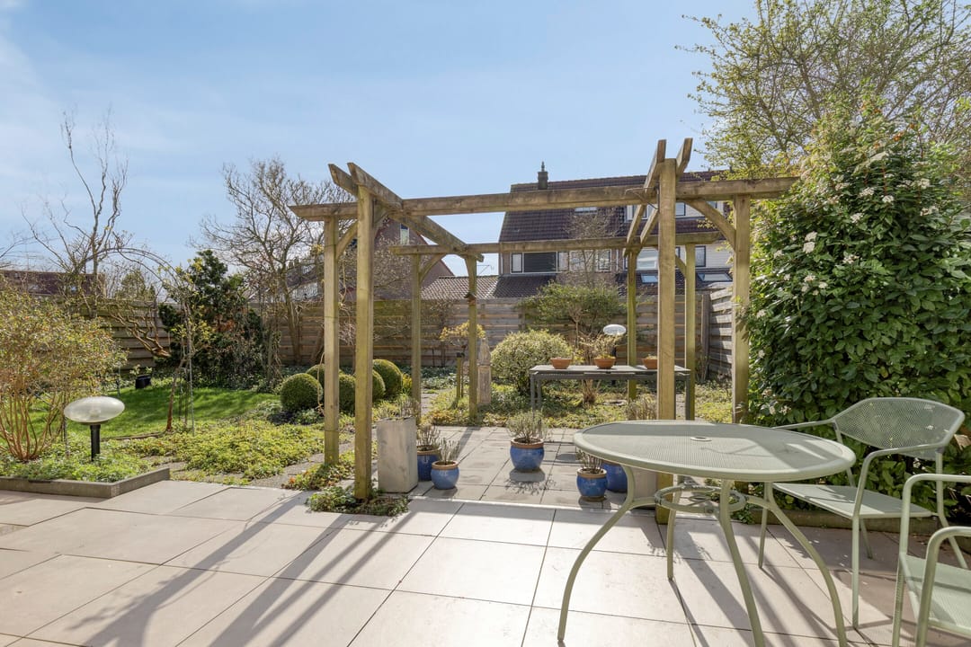 Spacious Semi-Detached Home with Garage, Two Dormers and Large Southwest-Facing Garden — 37