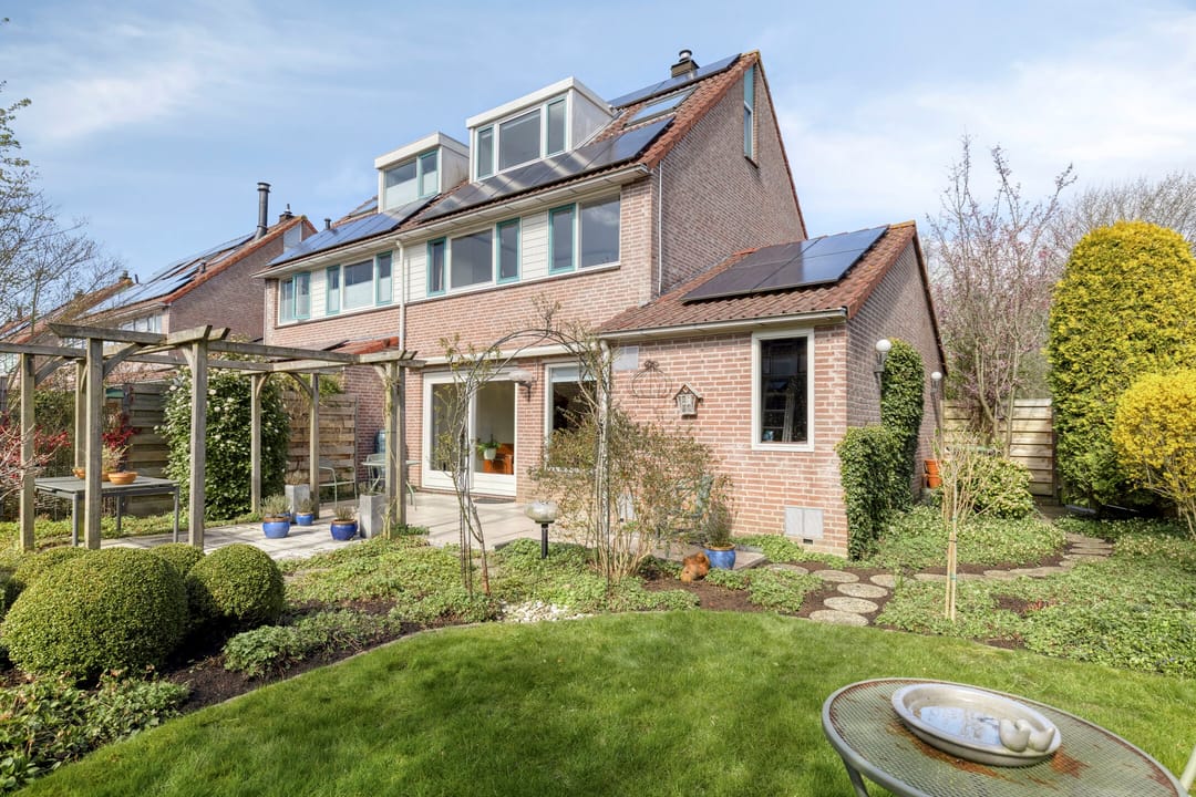 Spacious Semi-Detached Home with Garage, Two Dormers and Large Southwest-Facing Garden — 43