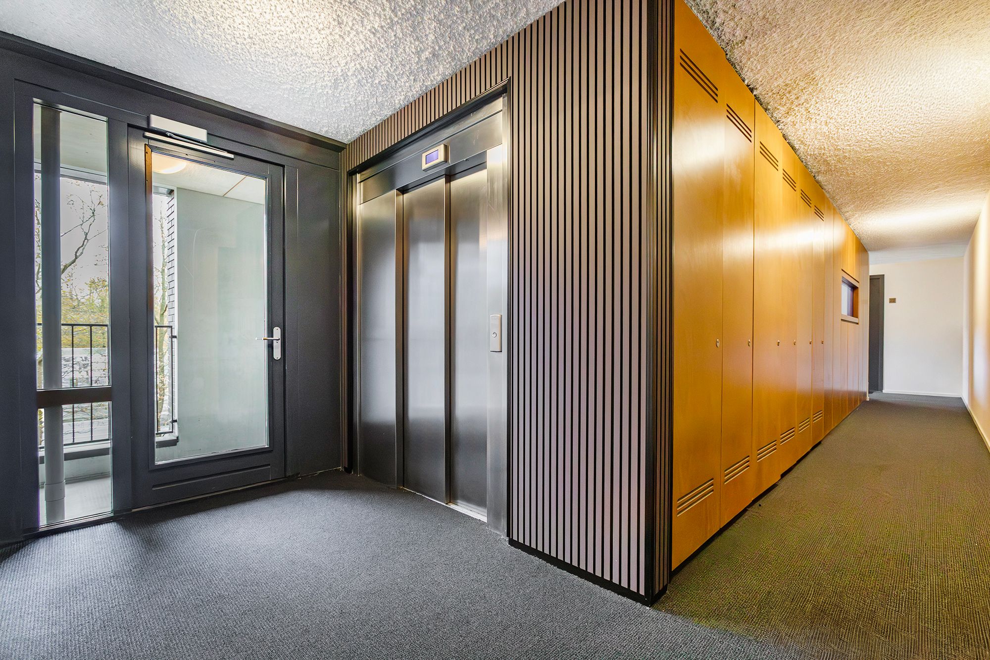 Bright 4-Room Apartment with Terrace and Private Parking in Amsterdam West — 27