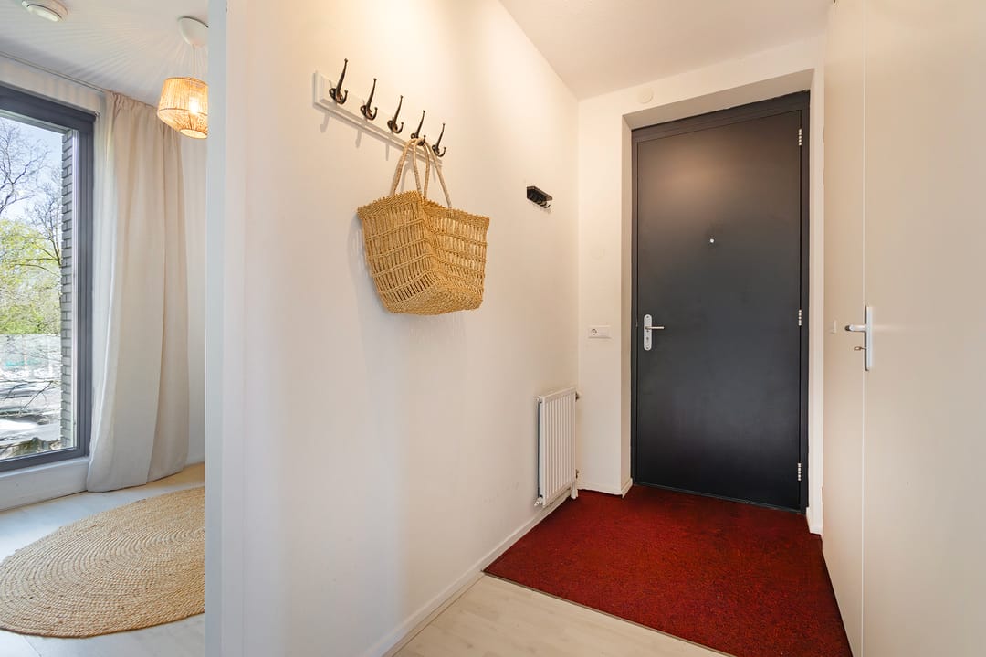 Bright 4-Room Apartment with Terrace and Private Parking in Amsterdam West — 26