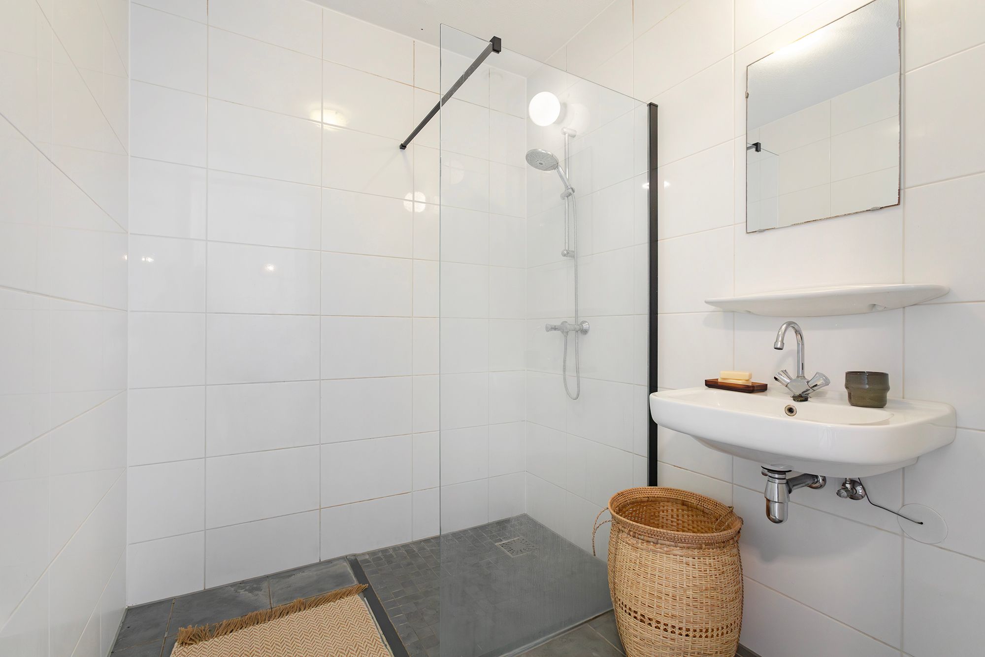 Bright 4-Room Apartment with Terrace and Private Parking in Amsterdam West — 21