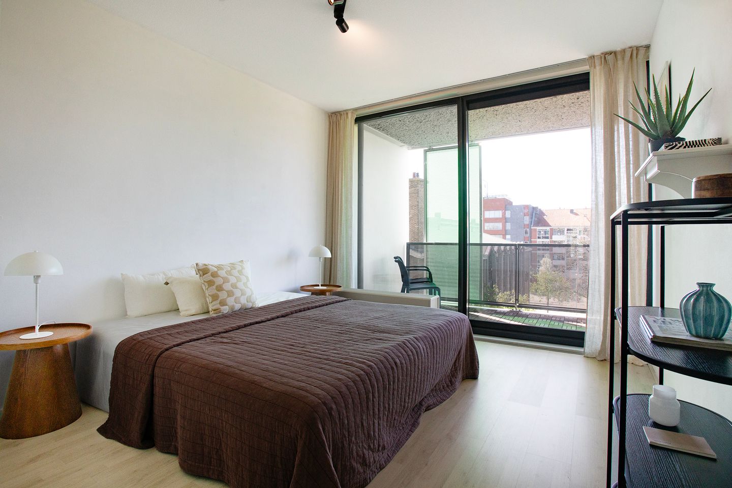 Bright 4-Room Apartment with Terrace and Private Parking in Amsterdam West — 14