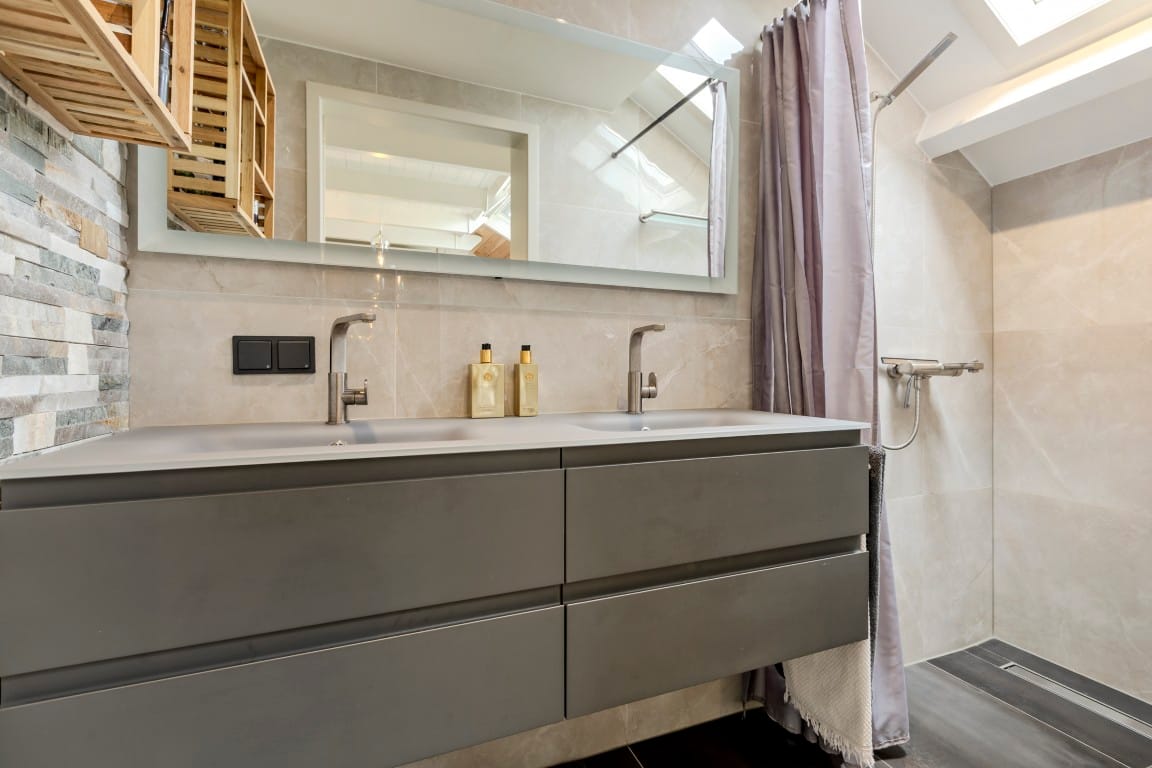 Renovated Character Semi-Bungalow with Large Garden in Forest Setting — 21