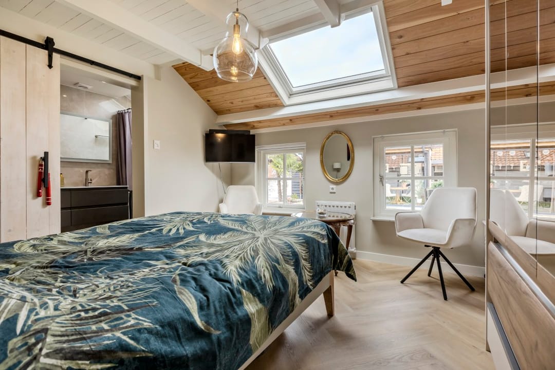 Renovated Character Semi-Bungalow with Large Garden in Forest Setting — 17