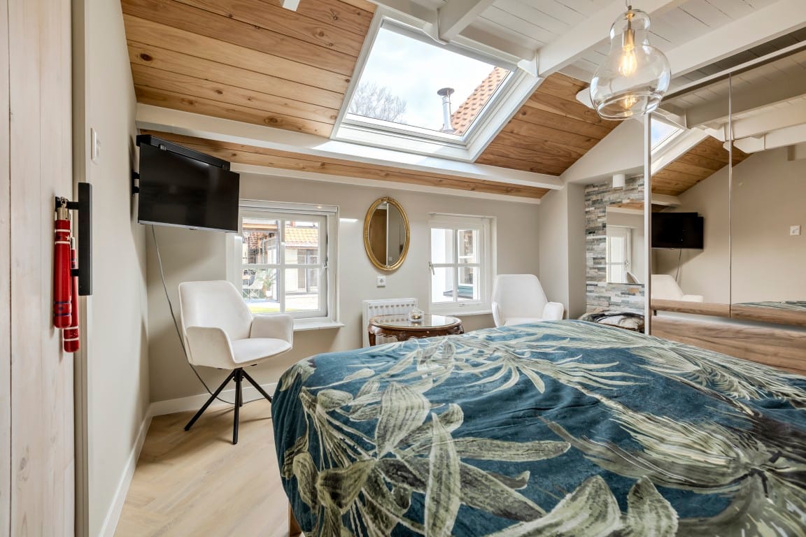 Renovated Character Semi-Bungalow with Large Garden in Forest Setting — 20