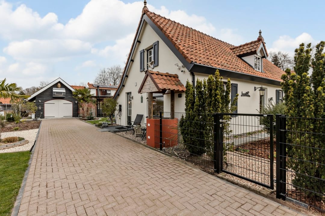 Renovated Character Semi-Bungalow with Large Garden in Forest Setting — 37