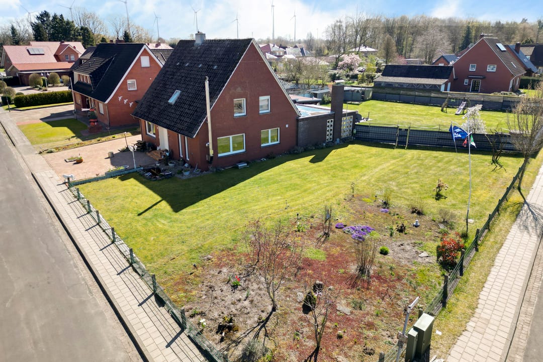 Spacious detached family home with large enclosed garden in Sustrum — 41