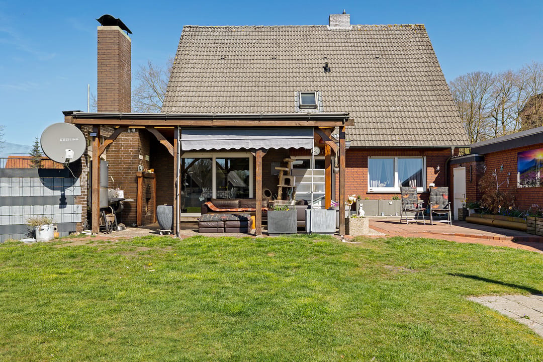 Spacious detached family home with large enclosed garden in Sustrum — 32