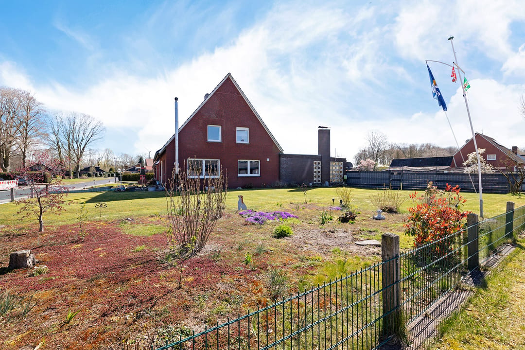 Spacious detached family home with large enclosed garden in Sustrum — 38