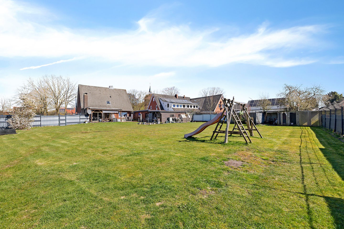 Spacious detached family home with large enclosed garden in Sustrum — 35