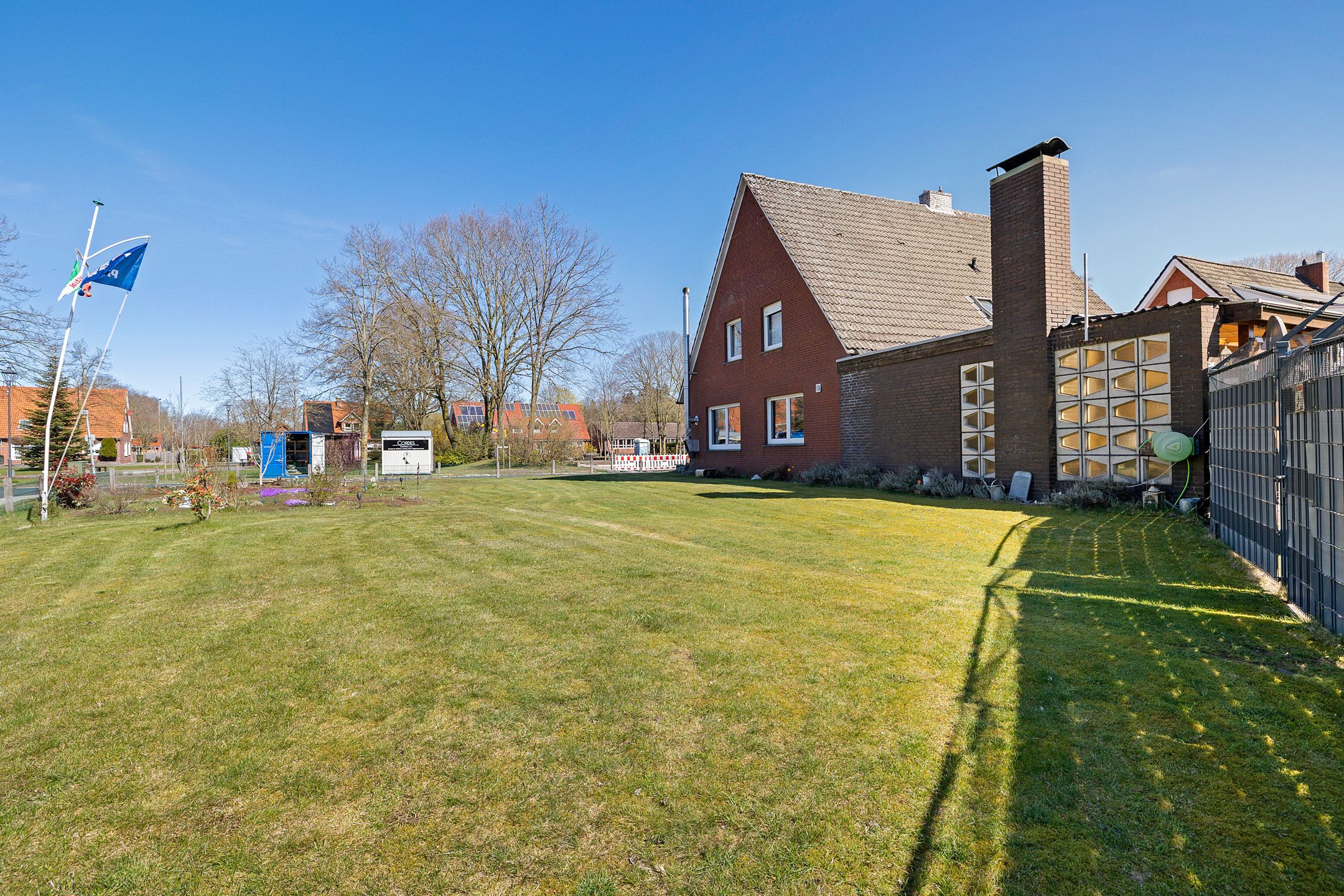 Spacious detached family home with large enclosed garden in Sustrum — 36