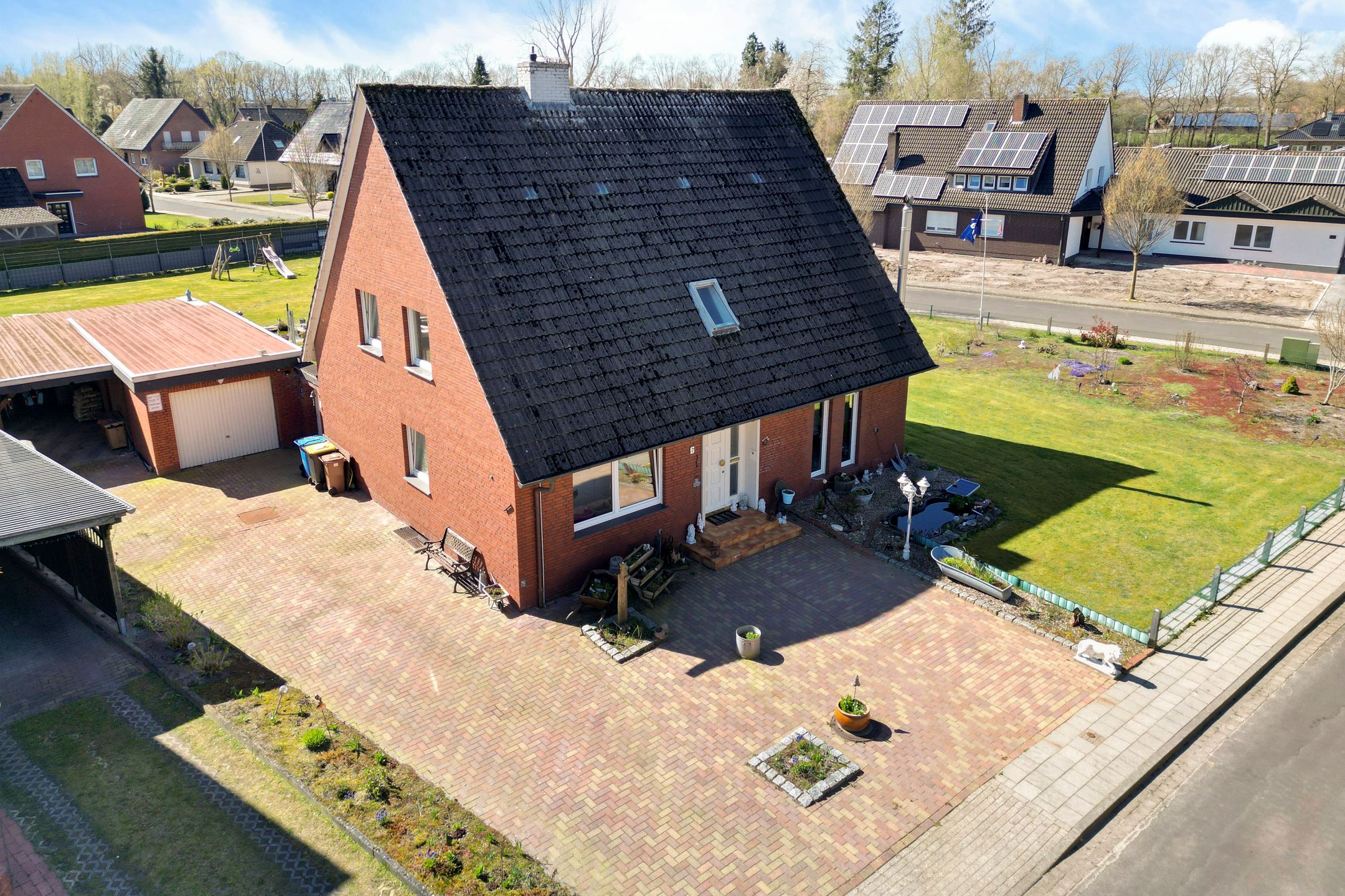 Spacious detached family home with large enclosed garden in Sustrum — 42