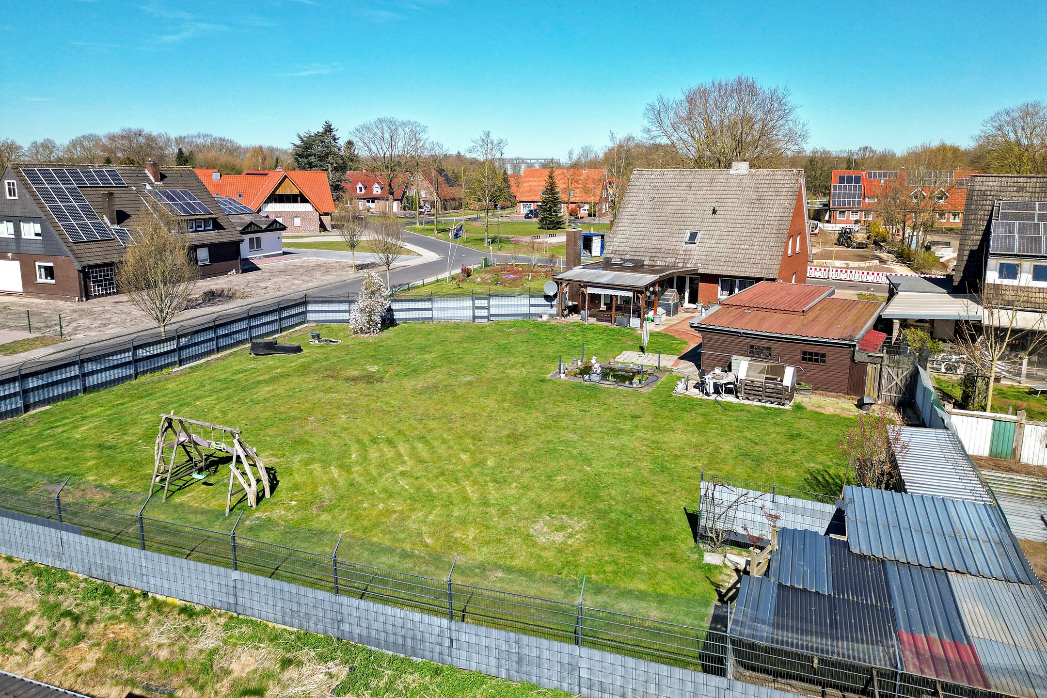 Spacious detached family home with large enclosed garden in Sustrum — 39