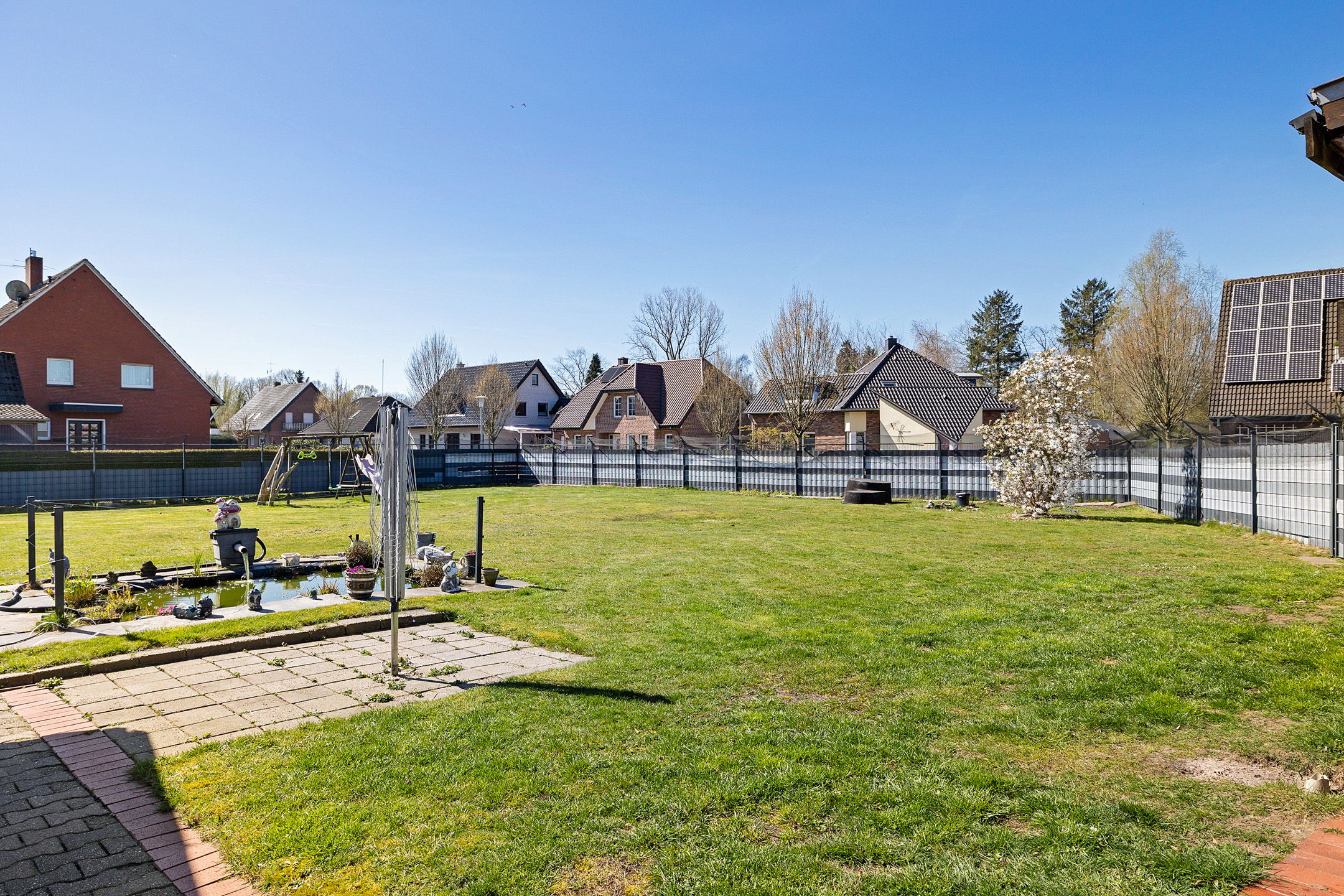 Spacious detached family home with large enclosed garden in Sustrum — 30
