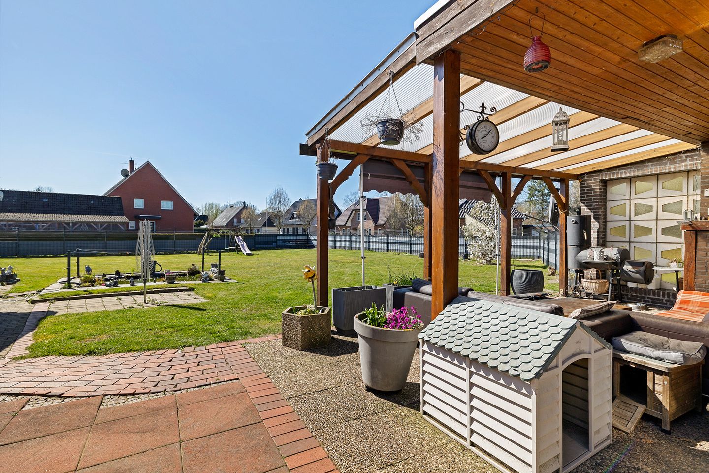 Spacious detached family home with large enclosed garden in Sustrum — 29