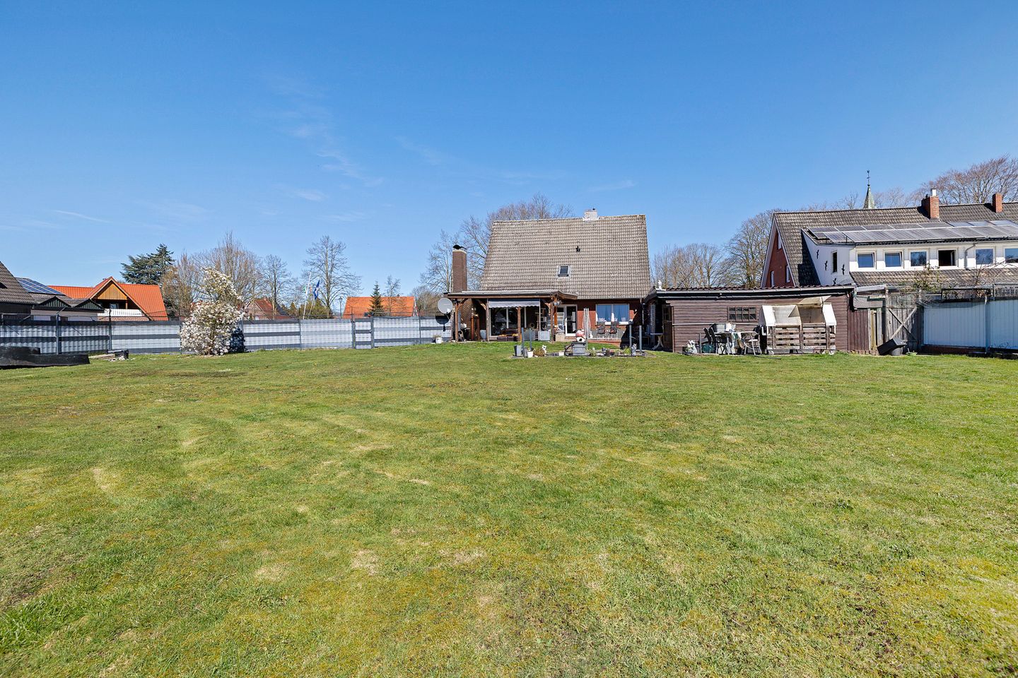 Spacious detached family home with large enclosed garden in Sustrum — 34