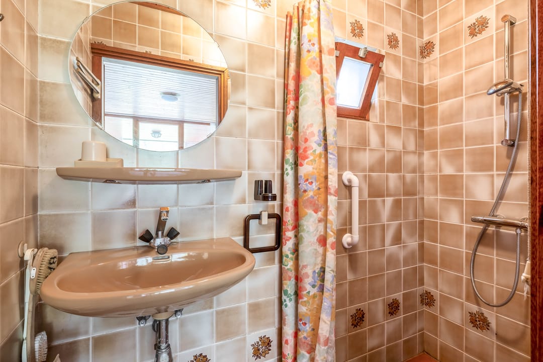 Spacious detached home with ground floor bedroom and garage — 28
