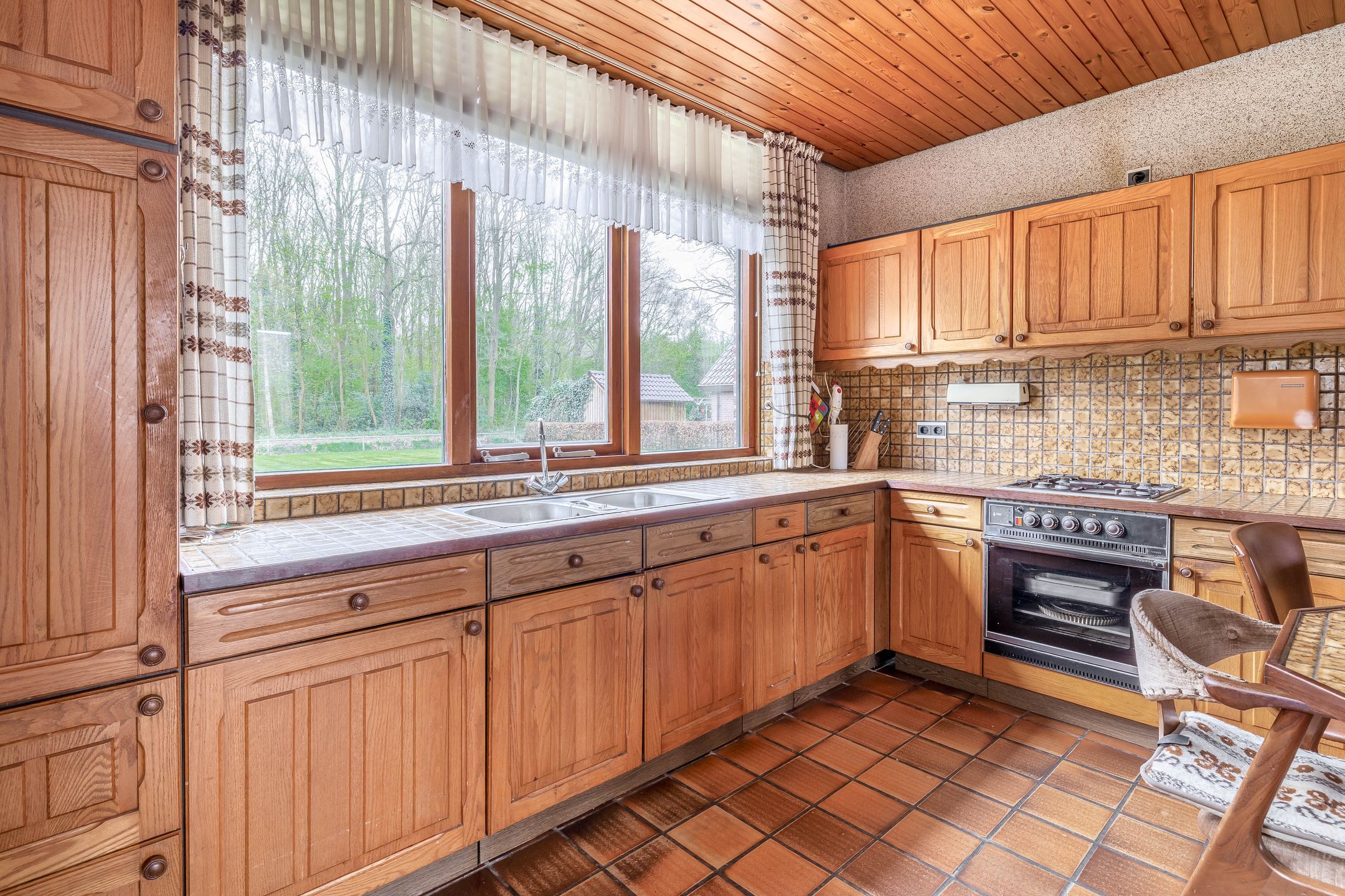 Spacious detached home with ground floor bedroom and garage — 18