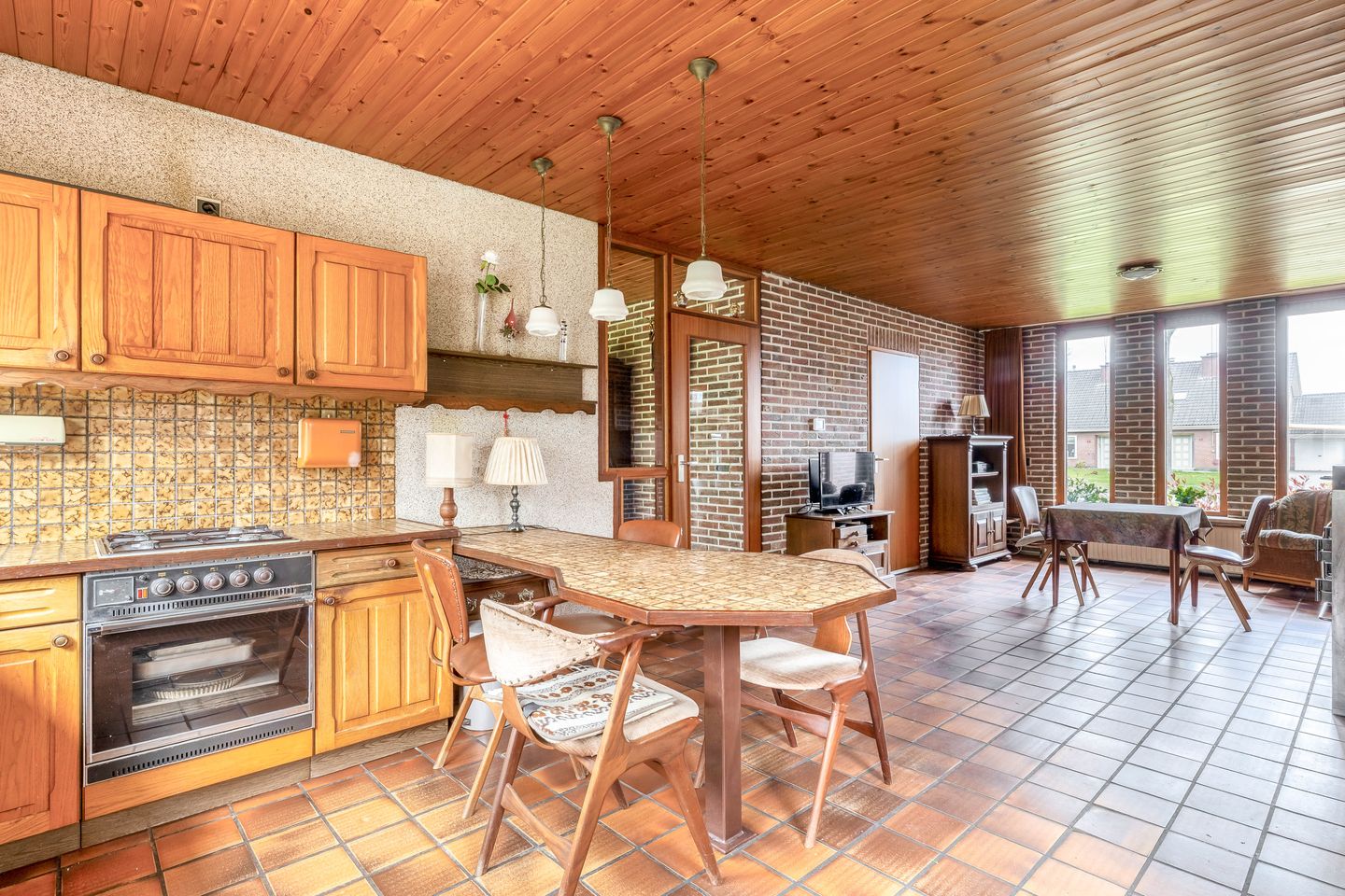 Spacious detached home with ground floor bedroom and garage — 20