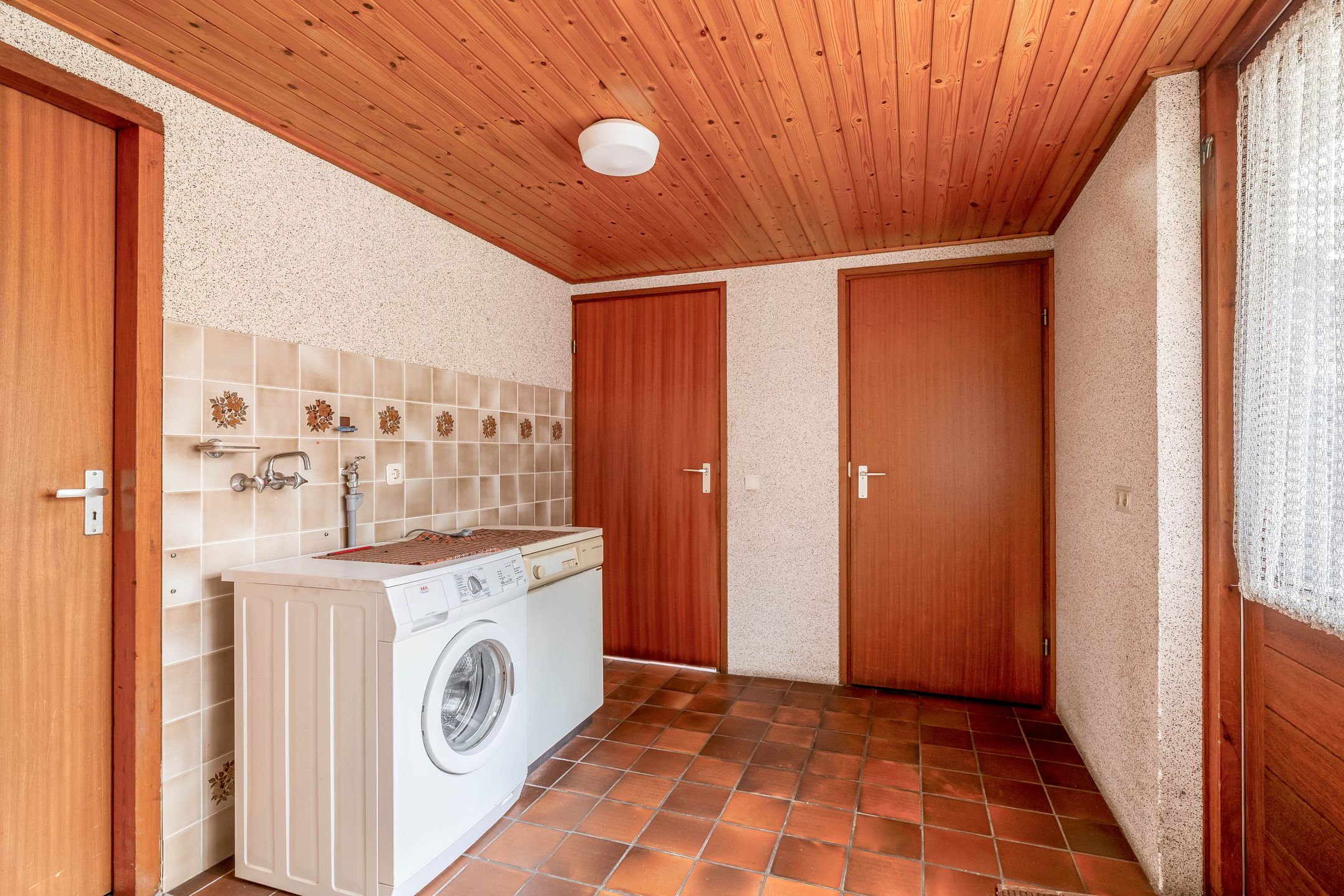 Spacious detached home with ground floor bedroom and garage — 30