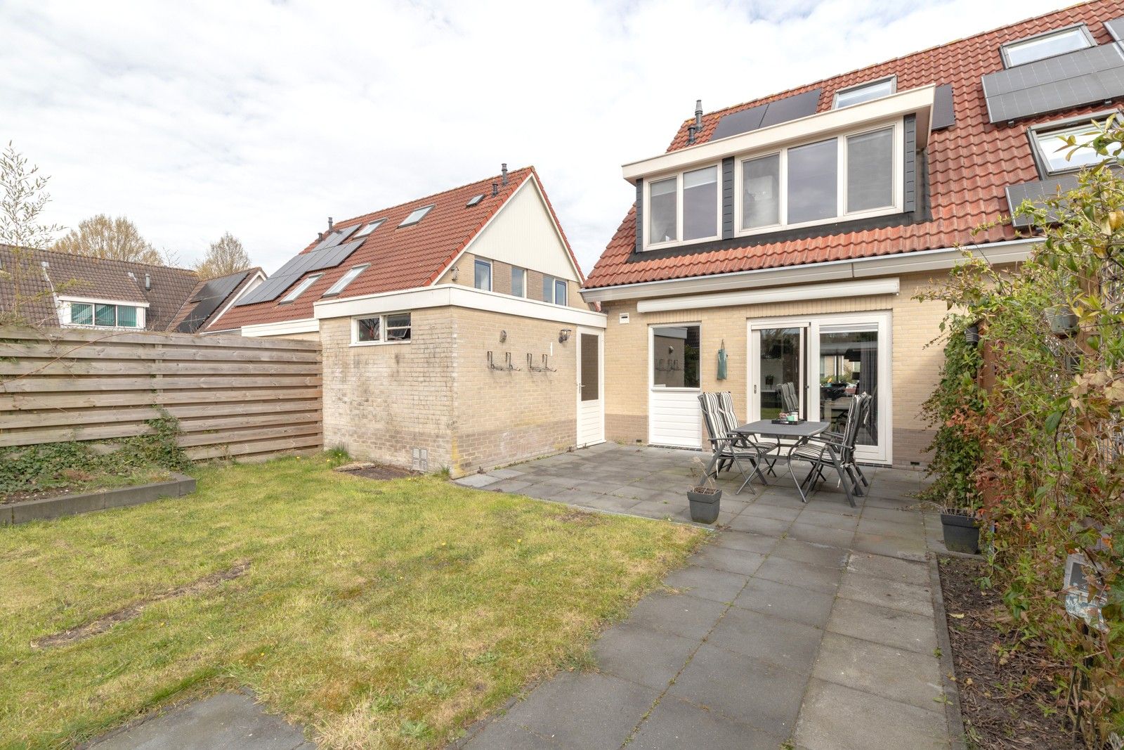 Spacious Semi-Detached Home with Garage in Green Parkplan West Zuidhorn — 15