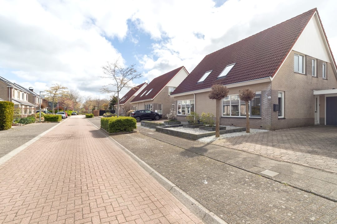 Spacious Semi-Detached Home with Garage in Green Parkplan West Zuidhorn — 31