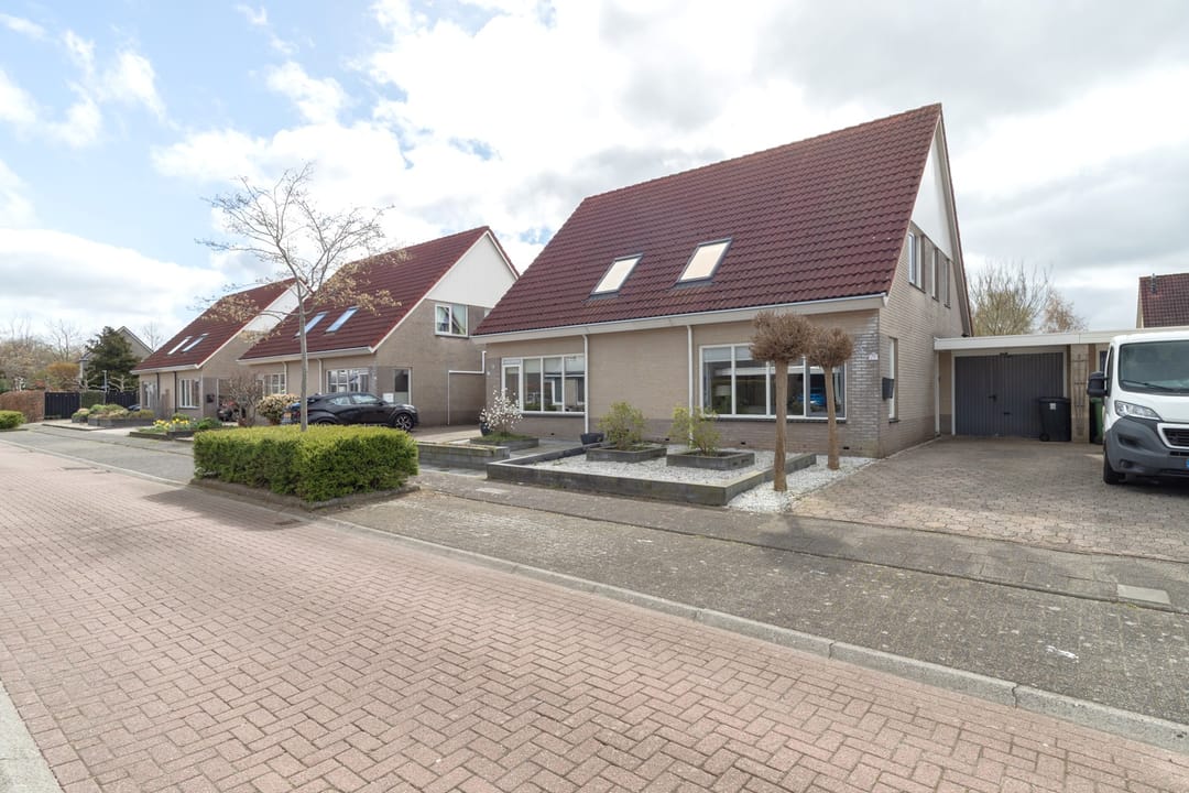 Spacious Semi-Detached Home with Garage in Green Parkplan West Zuidhorn — 32