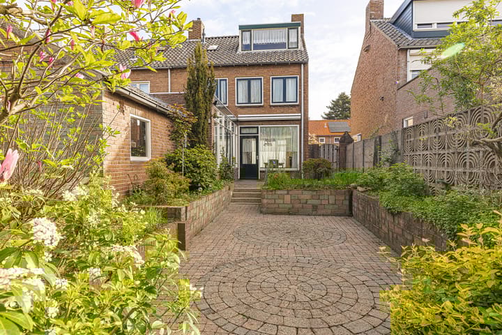 Photo 2 of Titus Brandsmastraat 21