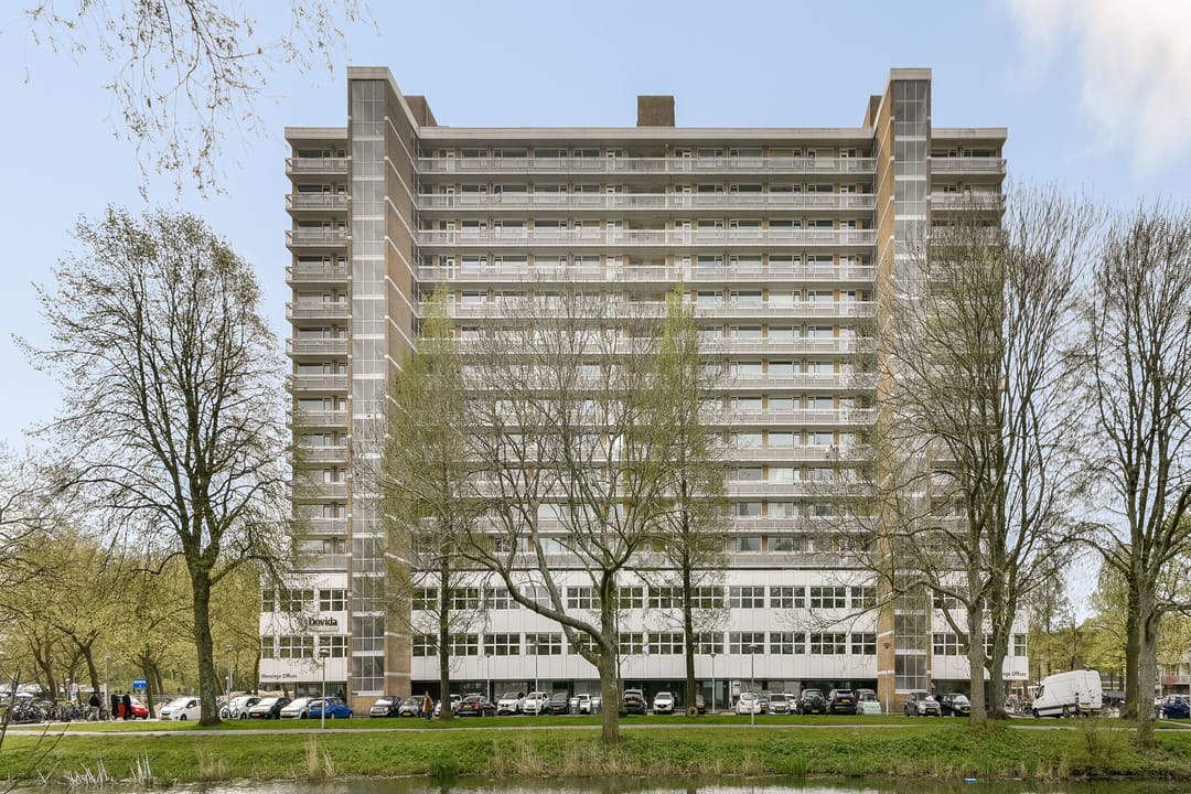 Ruim hoekappartement met balkon en uitzicht over Amstelpark