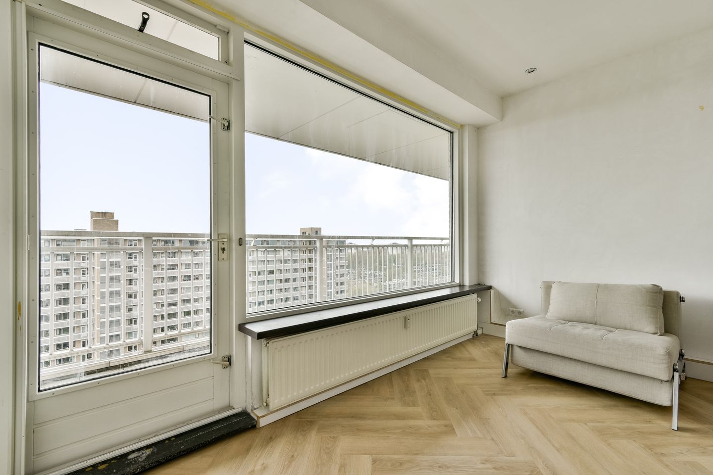 Spacious Corner Apartment with Balcony and Views over Amstelpark — 14