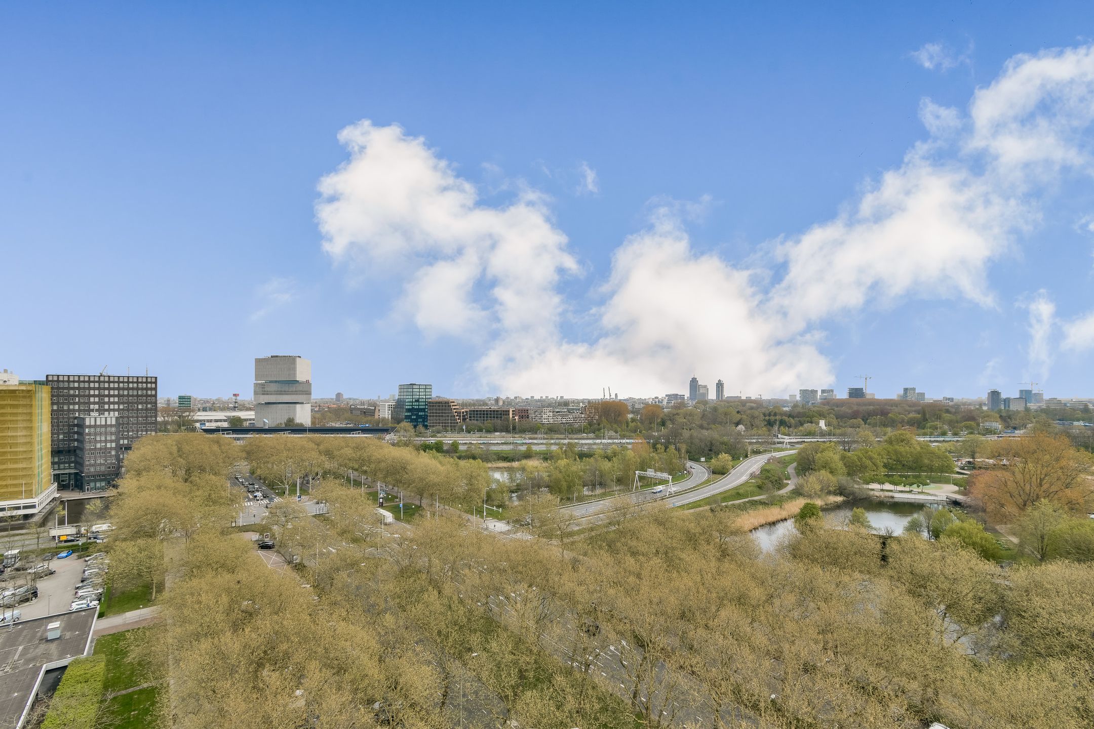 Spacious Corner Apartment with Balcony and Views over Amstelpark — 18