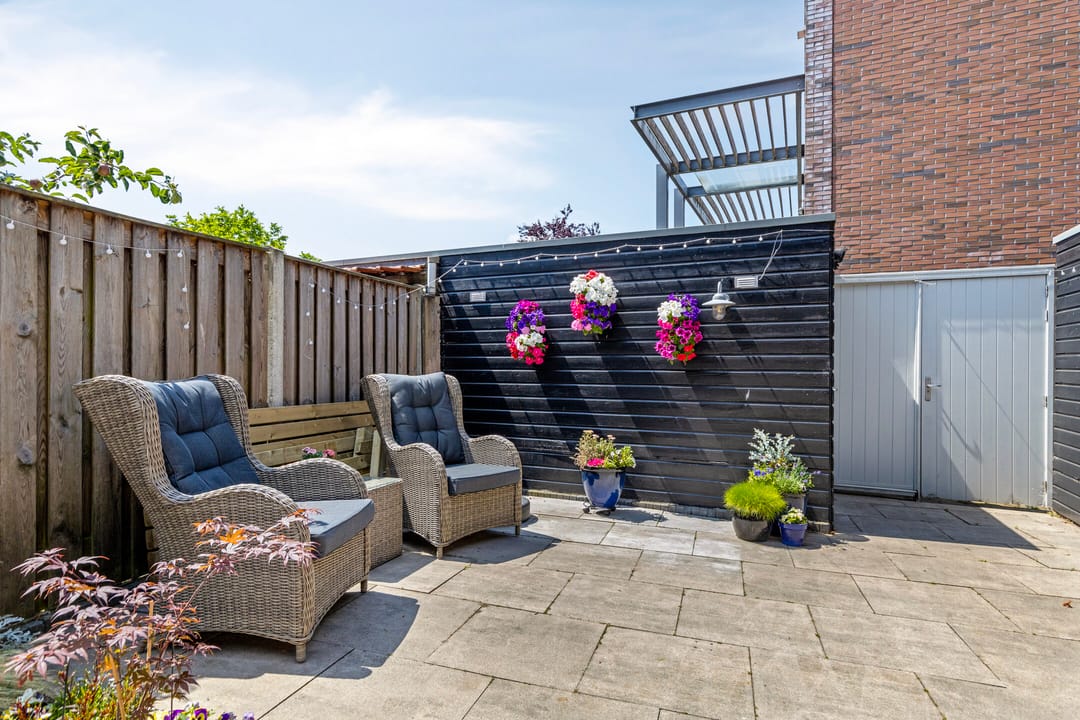 Recently modernized family home with large roof terrace and west-facing garden in quiet neighborhood — 23