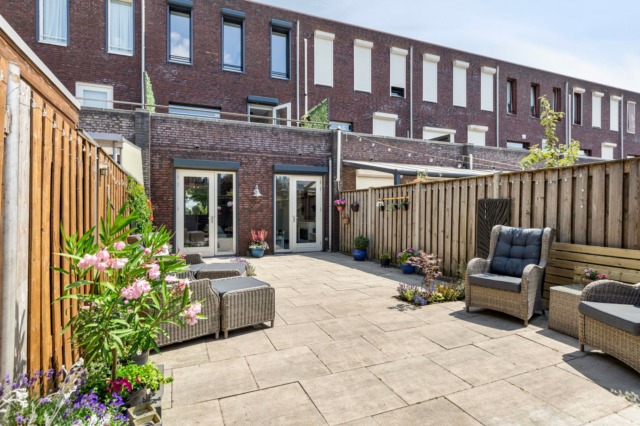 Recently modernized family home with large roof terrace and west-facing garden in quiet neighborhood — 24