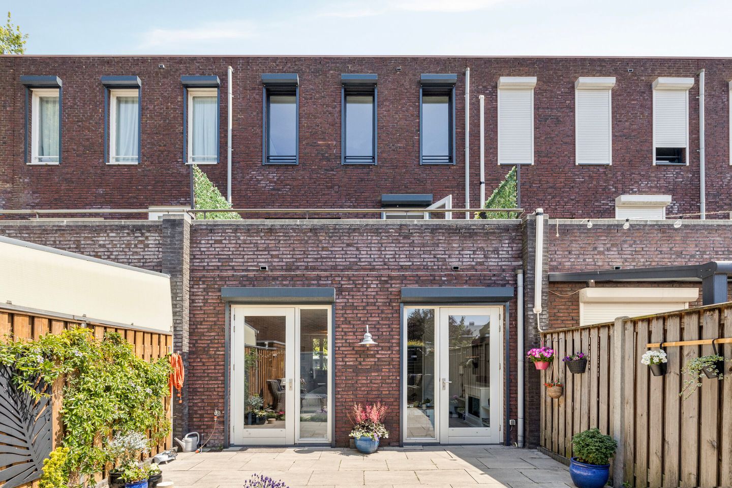 Recently modernized family home with large roof terrace and west-facing garden in quiet neighborhood — 25