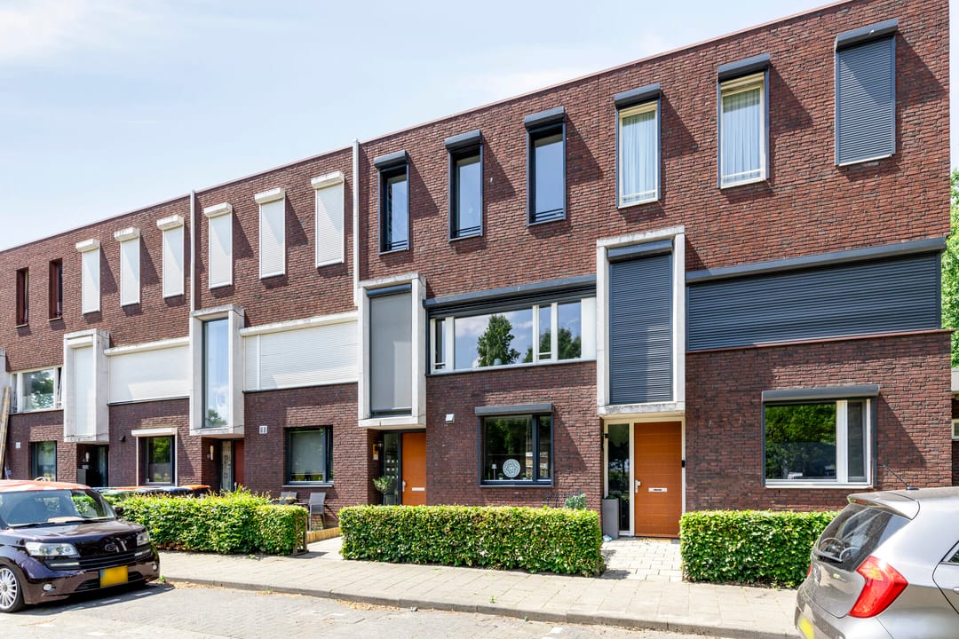 Recently modernized family home with large roof terrace and west-facing garden in quiet neighborhood — 26