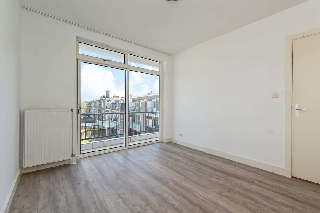 Two-room apartment with balcony in Leyenburg — 17