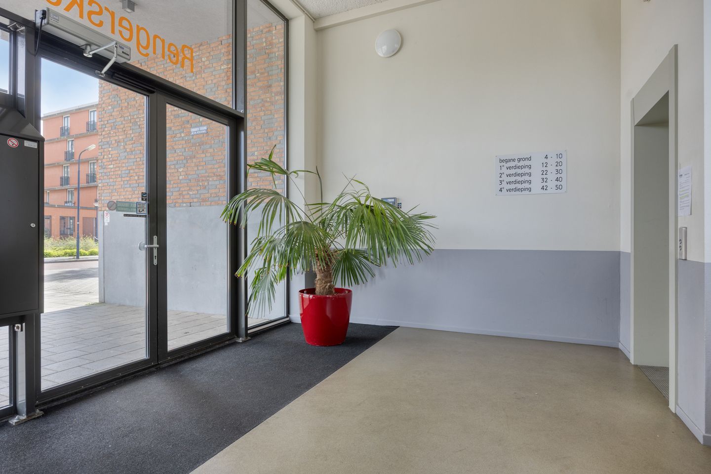 Spacious 3-room apartment with balcony and parking in Amsterdam West — 44
