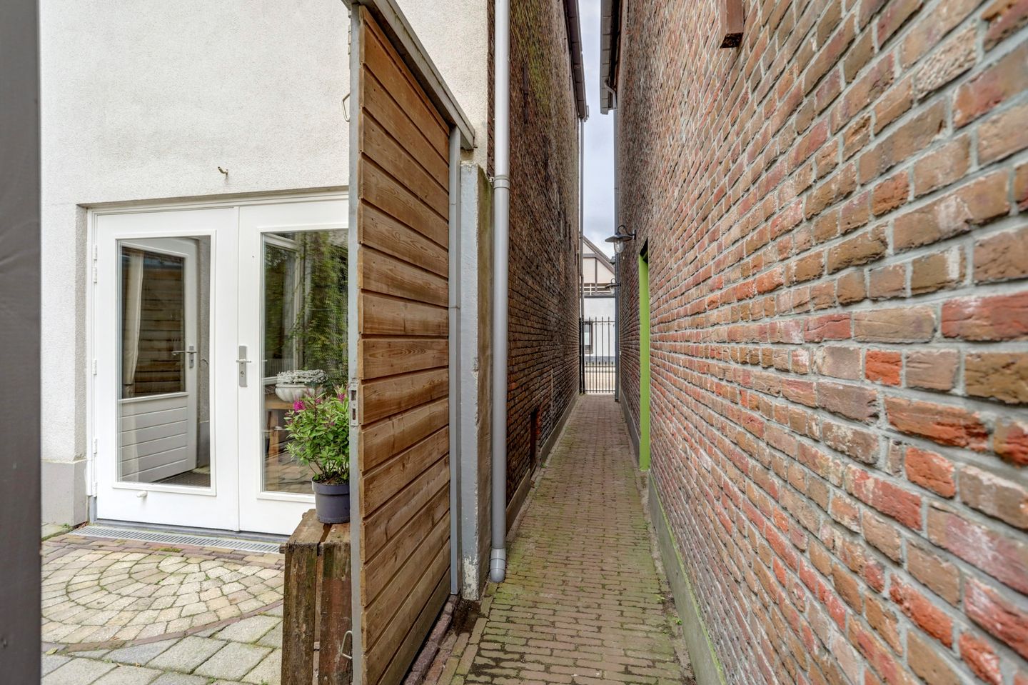 Spacious Townhouse with 4 Bedrooms and 2 Bathrooms in Central Roosendaal — 40