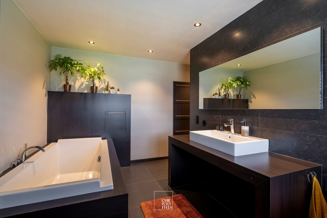 Stylish detached villa with 4 bedrooms and double garage in quiet residential area near Lanaken — 7