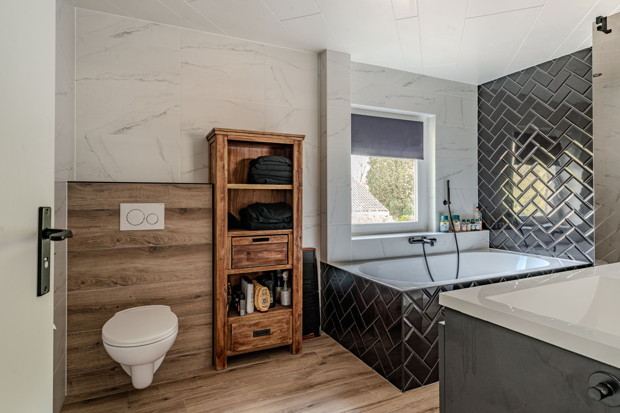Fully Renovated Detached Family Home with Guest Annex — 33