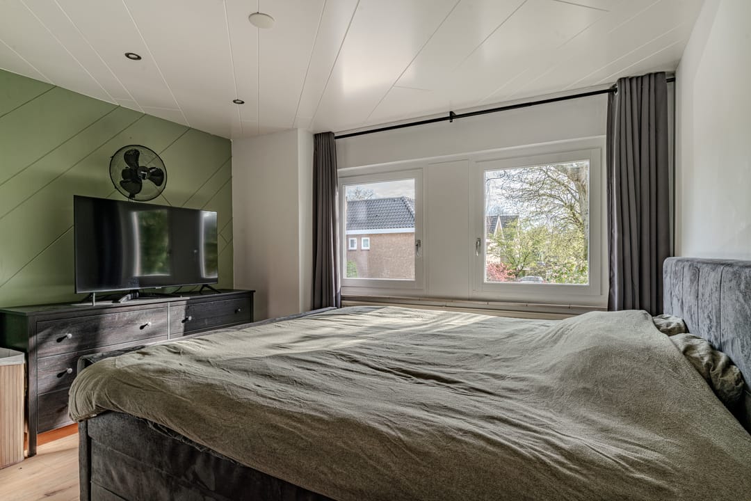 Fully Renovated Detached Family Home with Guest Annex — 37
