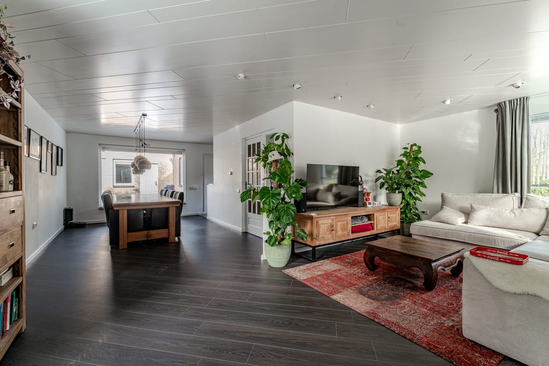 Fully Renovated Detached Family Home with Guest Annex — 17