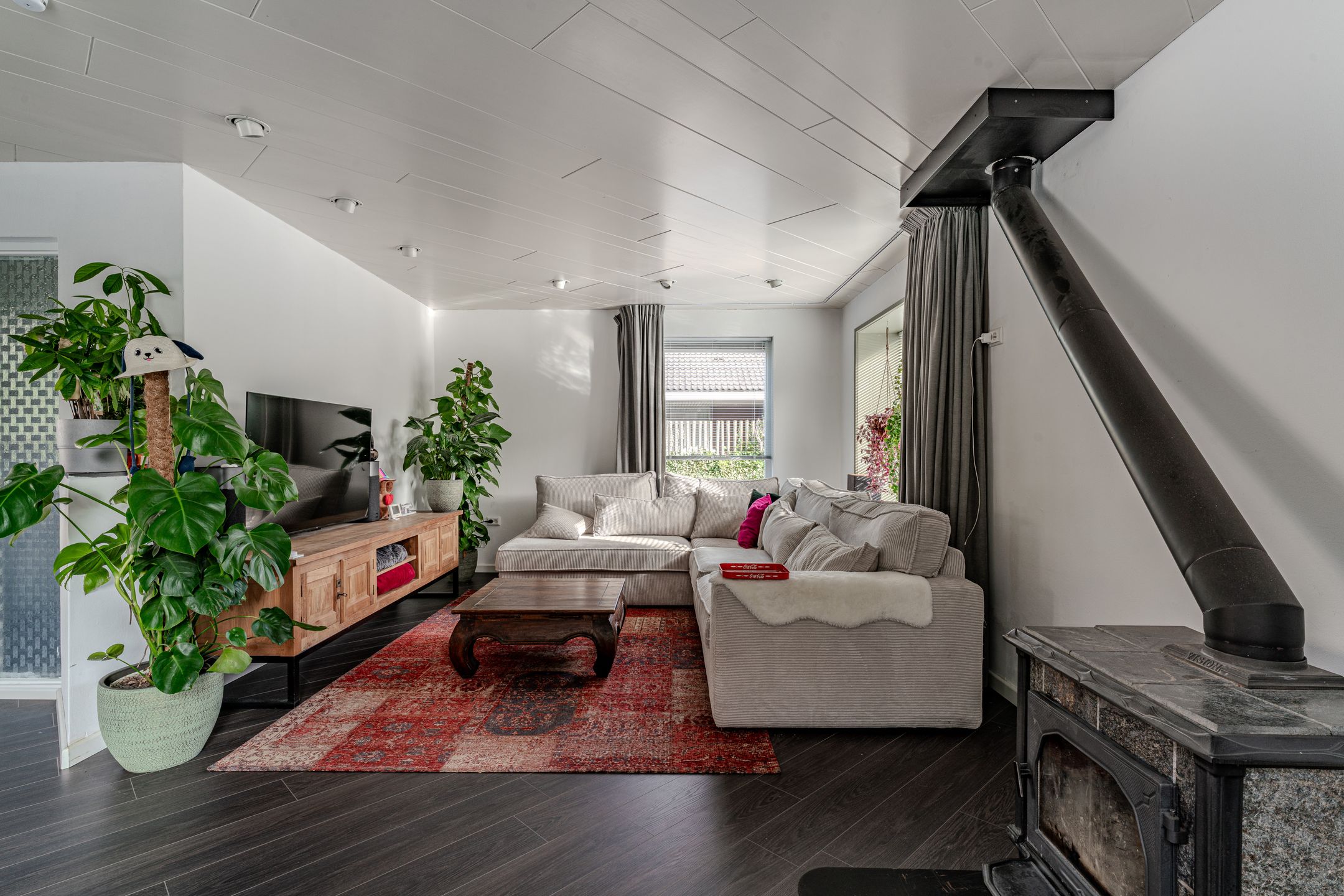 Fully Renovated Detached Family Home with Guest Annex — 15