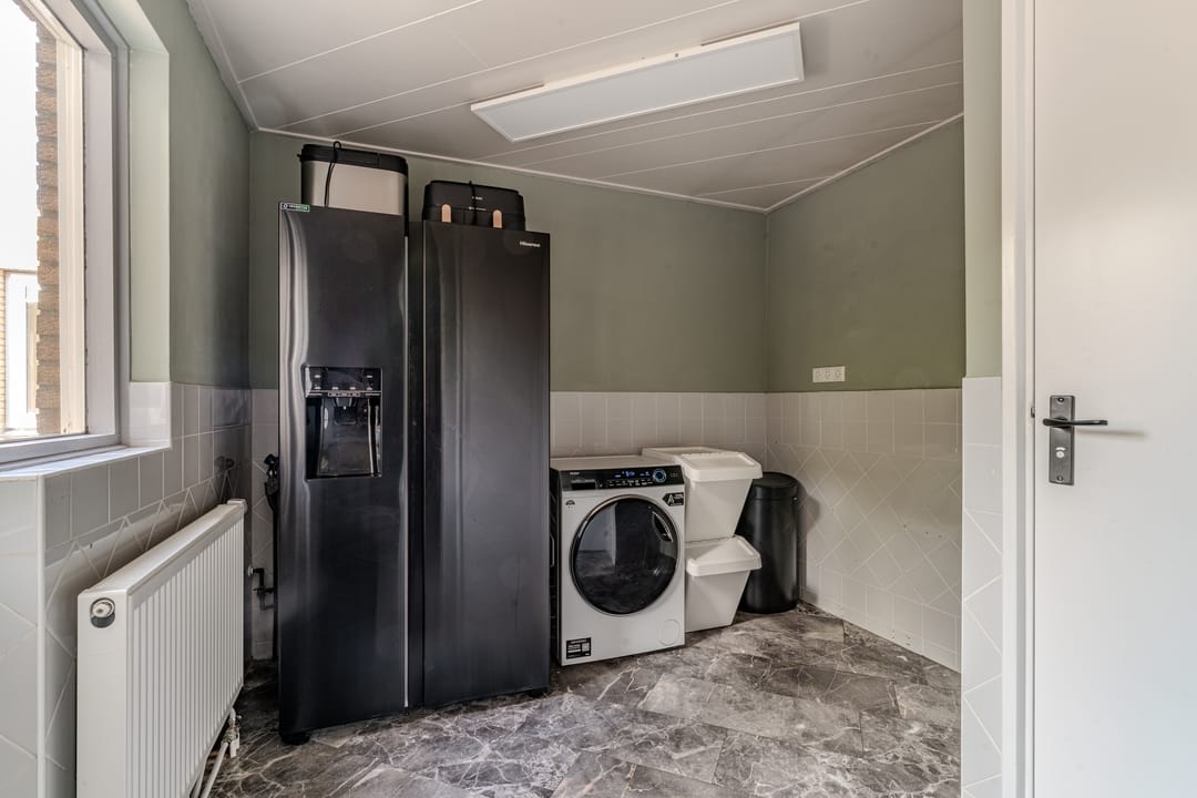 Fully Renovated Detached Family Home with Guest Annex — 23