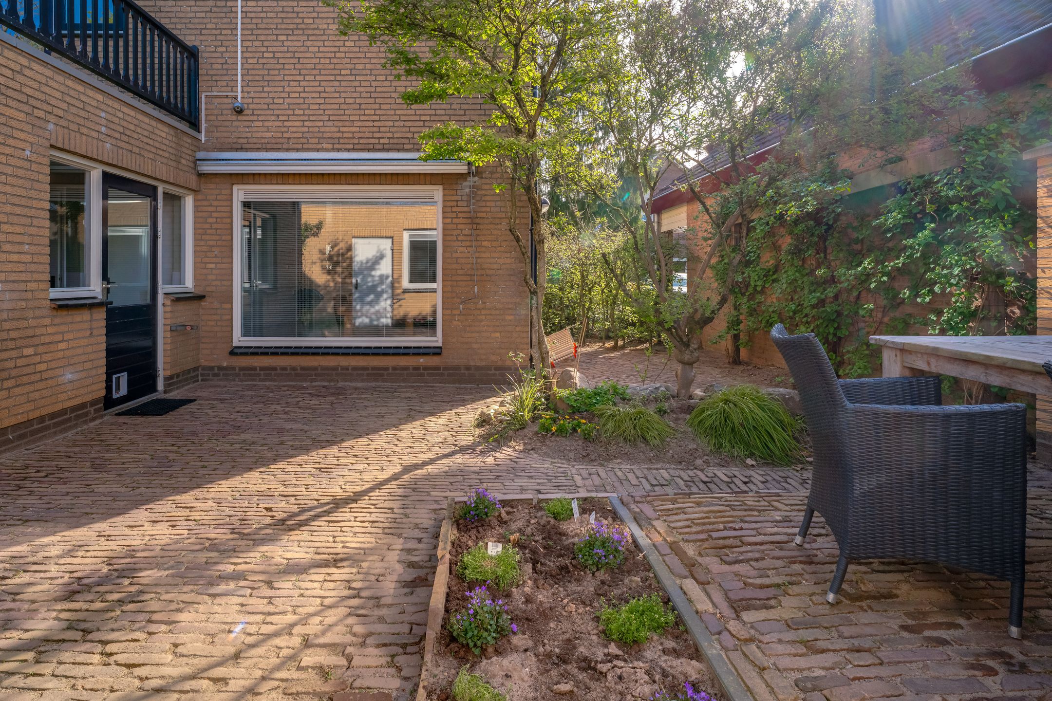 Fully Renovated Detached Family Home with Guest Annex — 24