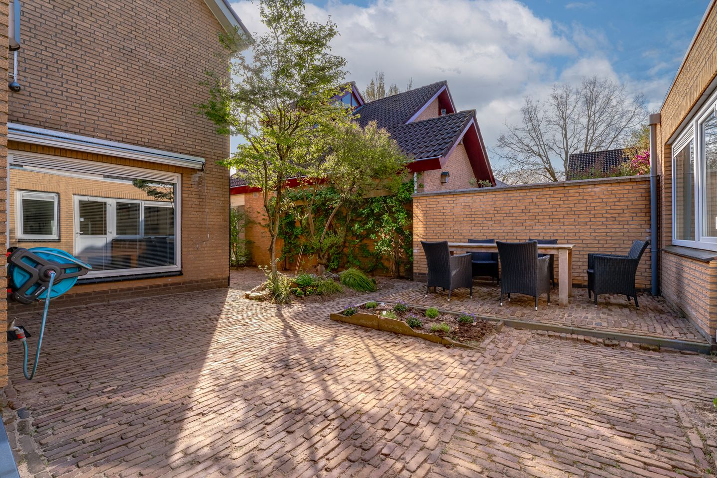 Fully Renovated Detached Family Home with Guest Annex — 25