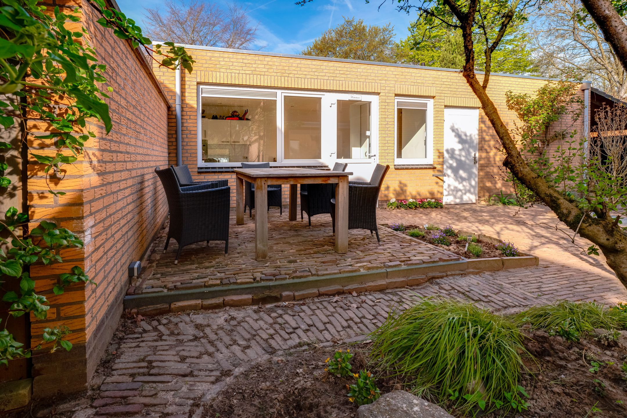 Fully Renovated Detached Family Home with Guest Annex — 27