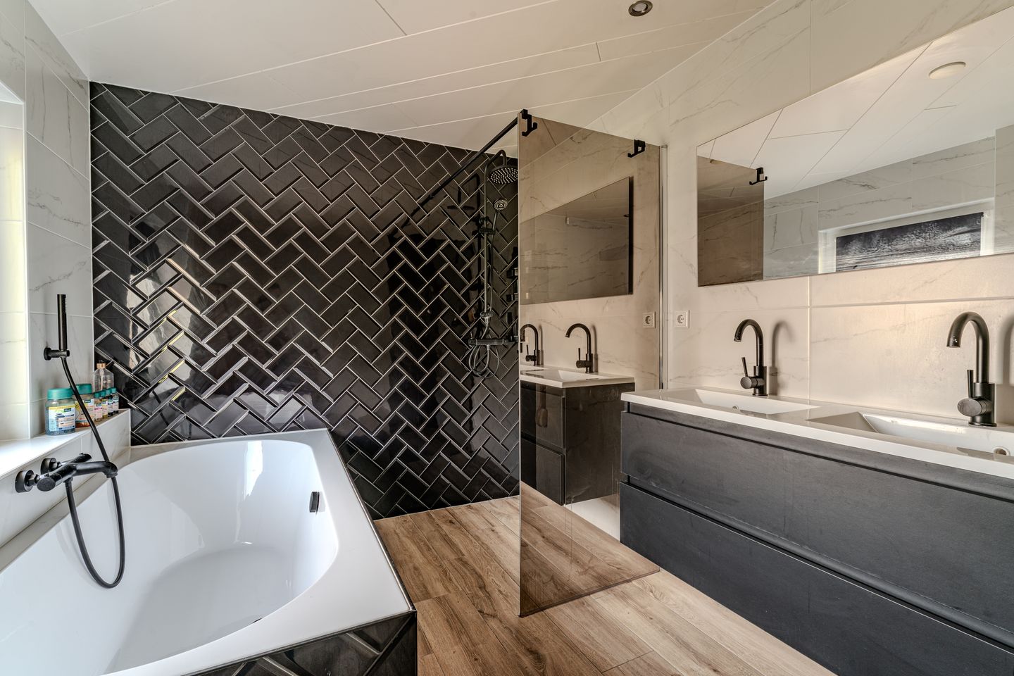 Fully Renovated Detached Family Home with Guest Annex — 34