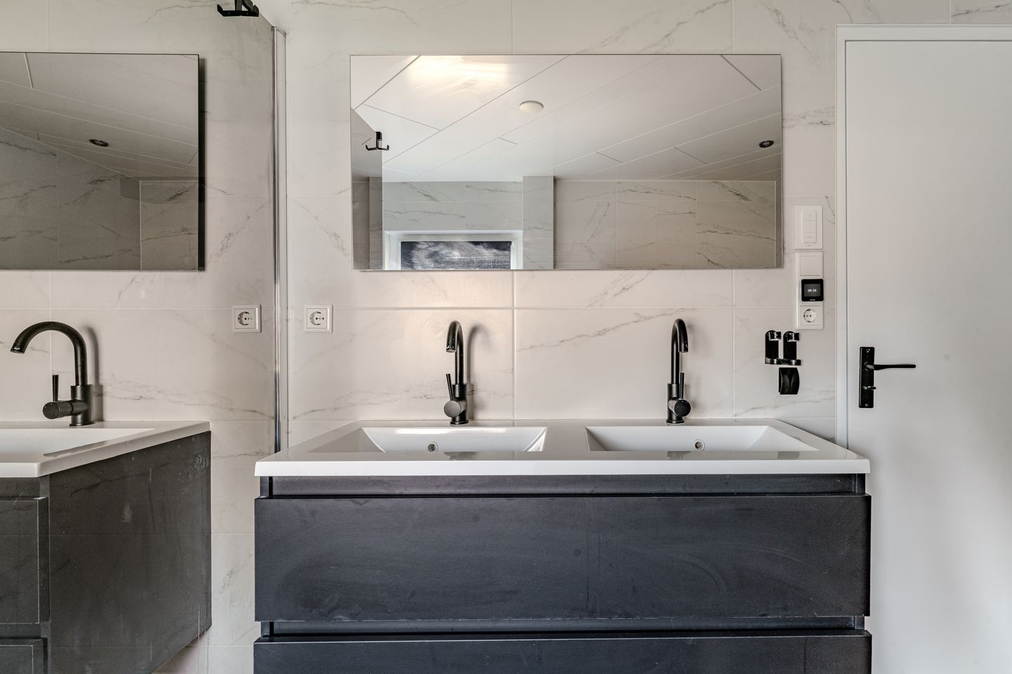 Fully Renovated Detached Family Home with Guest Annex — 35