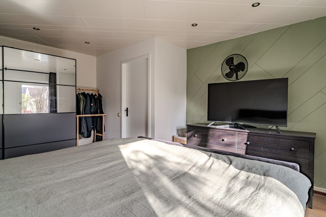 Fully Renovated Detached Family Home with Guest Annex — 38